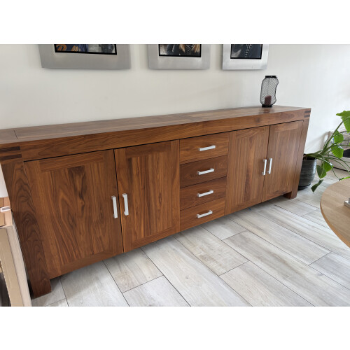 Dressoir in notenhout afbeelding