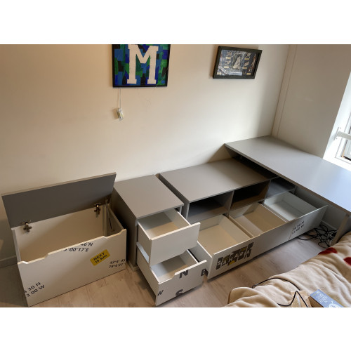 Bureau + meubelset (kasten met lades en speelgoedkist) afbeelding