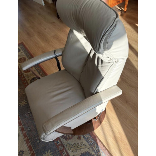 Prominent Beige/ taupe lederen sta-op stoel afbeelding