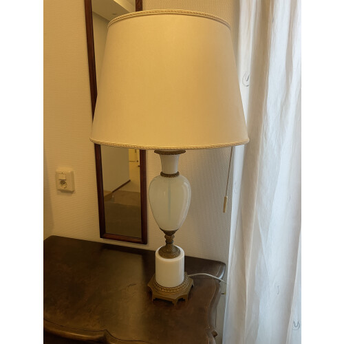 Klassieke tafellamp, hotelstijl, messing & opaalglas afbeelding