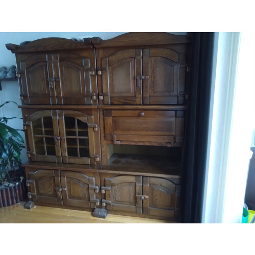 Houten kastenwand met glaskast en klepkast afbeelding