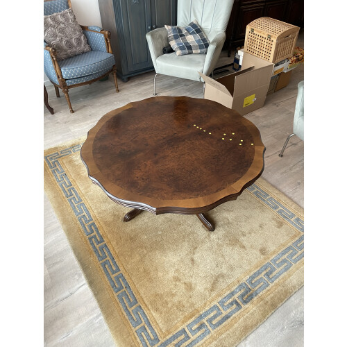 Noten houten salontafel afbeelding