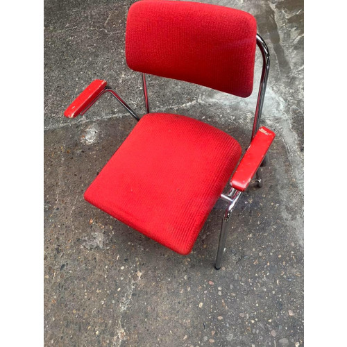 Vintage rode stapelbare stoelen met en zonder armleuning afbeelding 2