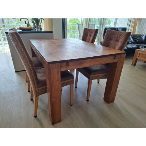 Teakhouten eettafel met 4 stoelen afbeelding