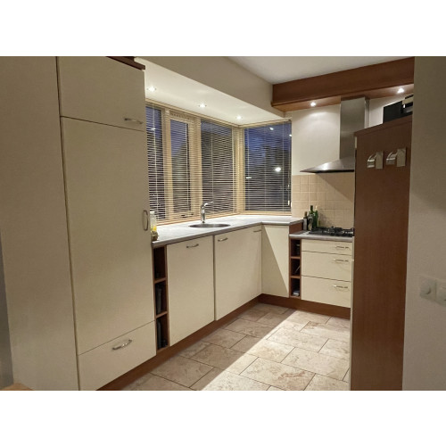 Zeer ruime keuken U-vorm met 226 ltr Siemens koelkast, Siemens gaskookplaat 6 pits, Bosch afwasmachine en combimagnetron BOSCH afbeelding