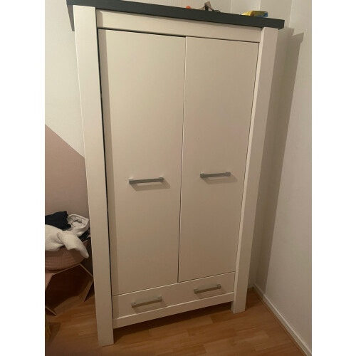 Baby kledingkast afbeelding