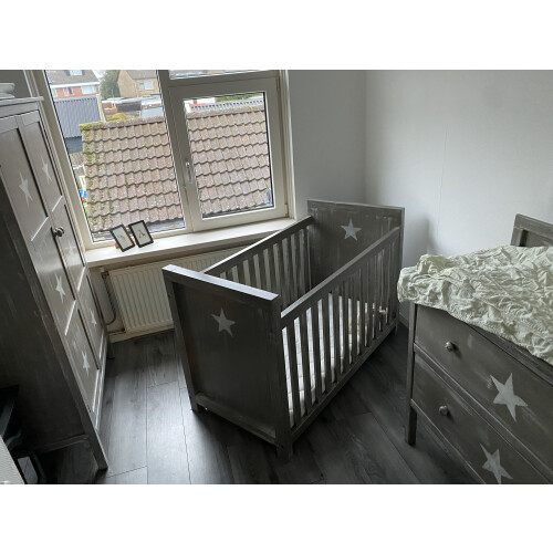 3 delige babykamer, bruinachtig met witte sterren. afbeelding