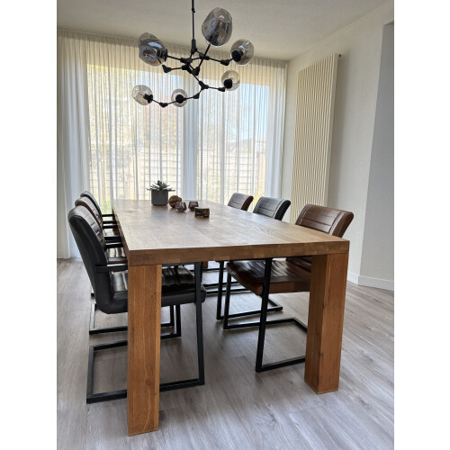 Eettafel met zes stoelen afbeelding