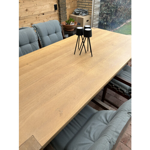 Licht eiken eettafel afbeelding