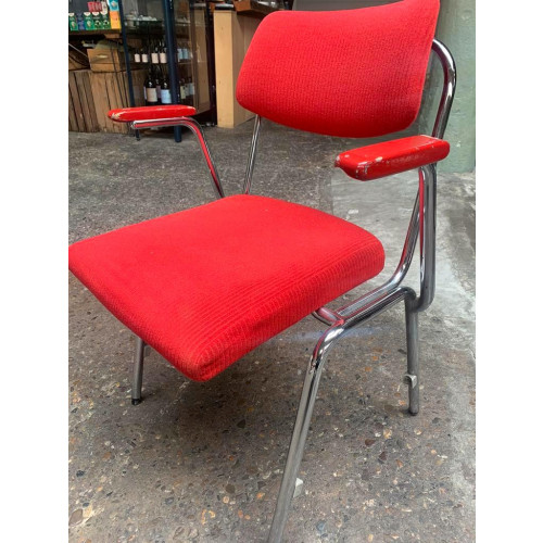 Vintage rode stapelbare stoelen met en zonder armleuning afbeelding