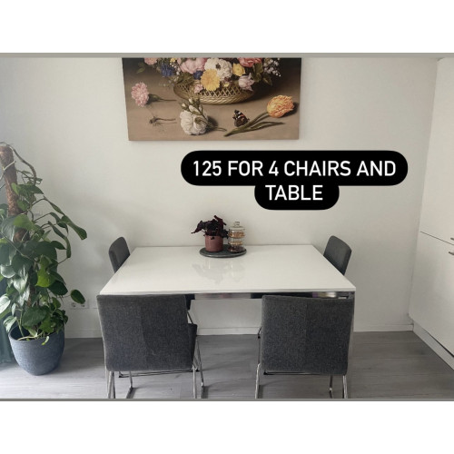 IKEA tafel wit met stoelen afbeelding