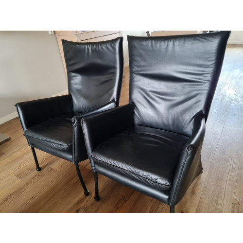 2 zwart leren fauteuils afbeelding