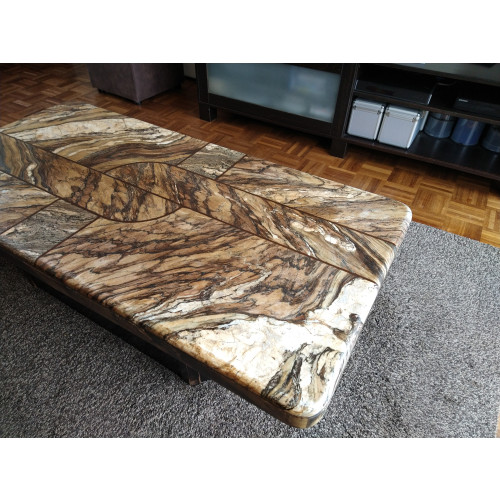 Natuurstenentafel met houten onderstel afbeelding